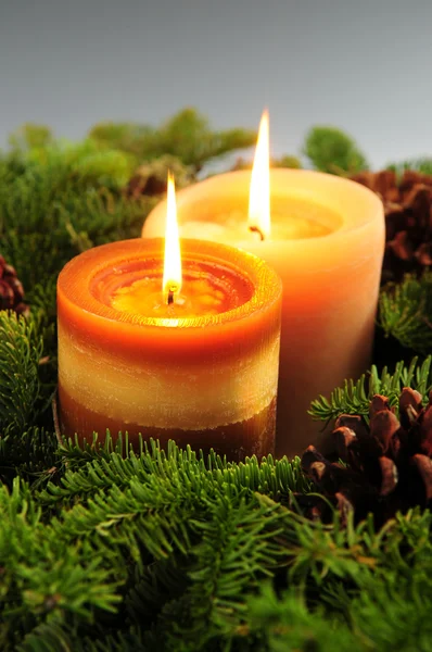 燃烧的蜡烛和绿色云杉分支的圣诞安排 — 图库照片