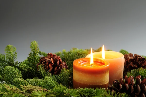 燃烧的蜡烛和绿色云杉分支 背景的圣诞安排 — 图库照片