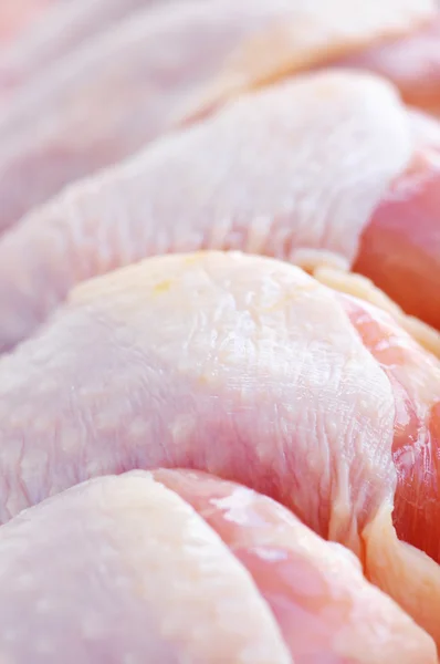 スーパー パッケージに未加工鶏のモモ肉 — ストック写真