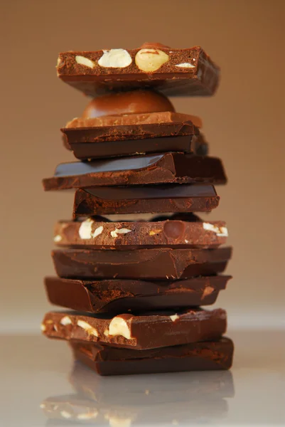 Stapel Von Zerbrochenen Schokoladenstücken Aus Verschiedenen Riegeln — Stockfoto