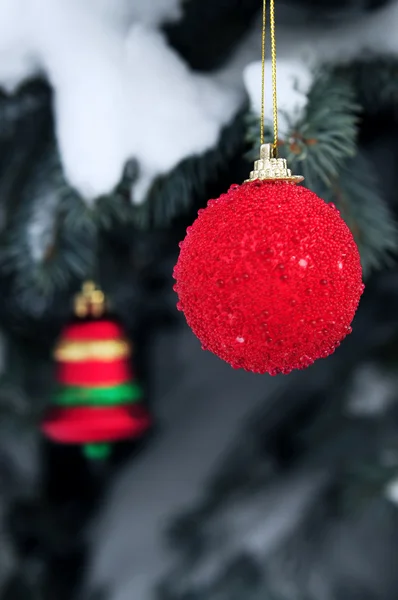 Kerst Ornamenten Opknoping Sneeuw Bedekt Vuren Boom Buiten — Stockfoto