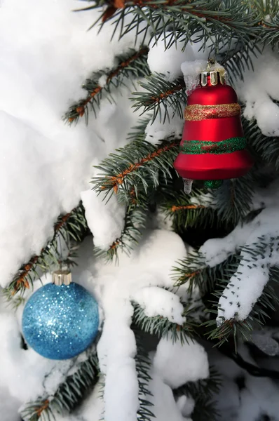 圣诞装饰品挂在雪上涵盖云杉树外 — 图库照片