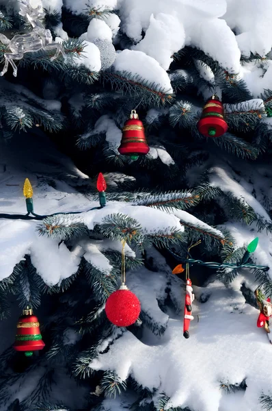 圣诞装饰品挂在雪上涵盖云杉树外 — 图库照片