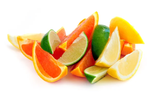 Klíny Rozmanitých Citrusových Plodů Izolovaných Bílém Pozadí — Stock fotografie