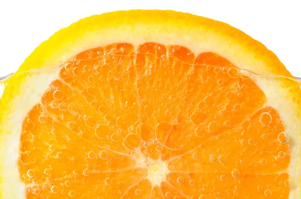 Víz Fehér Háttér Előtt Légbuborékok Narancs Szelet — Stock Fotó
