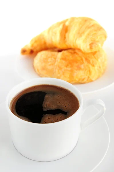 Breaksfast 的黑咖啡和新鲜牛角面包 — 图库照片