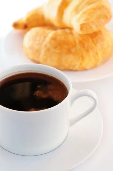 Breaksfast Van Zwarte Koffie Verse Croissants — Stockfoto
