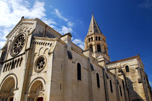 在城市的尼姆在法国南部的哥特式教堂 — 图库照片