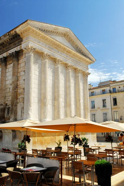 Römischer Tempel Maison Carree Und Café Freien Der Stadt Nimes — Stockfoto