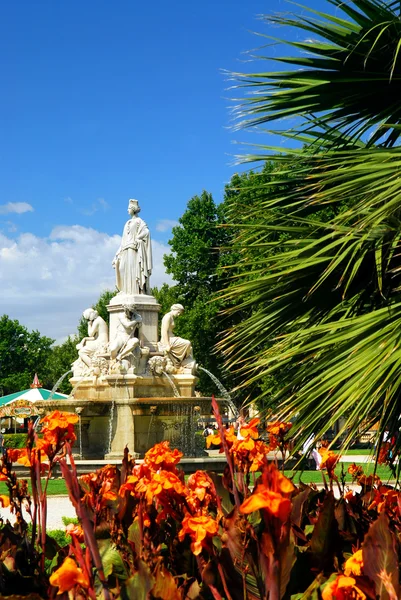 在法国南部城市尼姆葱郁绿色公园 — 图库照片