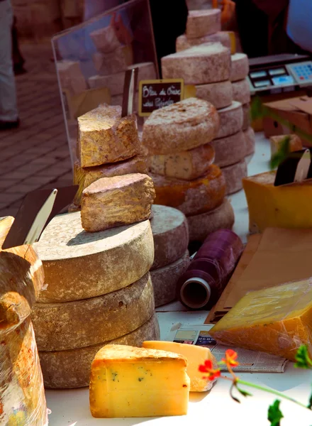 Peynirler piyasada — Stok fotoğraf