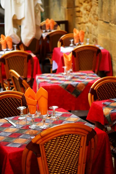 Conjunto Mesas Con Mantel Vasos Restaurante Patio Aire Libre —  Fotos de Stock