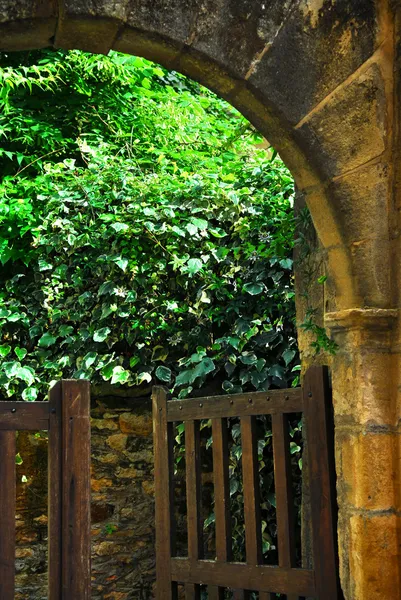 サルラ ドルドーニュ地方 フランスの中世の町の庭の門 — ストック写真