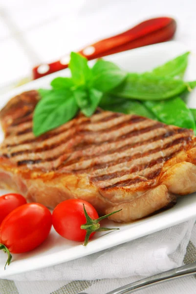 Grilovaný Hovězí Steak New York Talíř Zeleninou Obložená — Stock fotografie