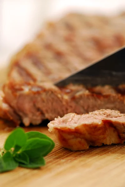 Grilled Steak Being Cut Cutting Board Closeup — Stock Photo, Image
