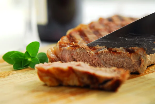 Steak Grillé Coupé Sur Une Planche Découper — Photo