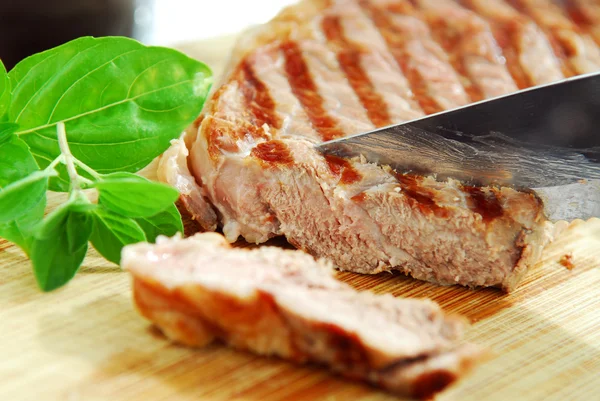 Steak Grillé Coupé Sur Une Planche Découper Gros Plan — Photo