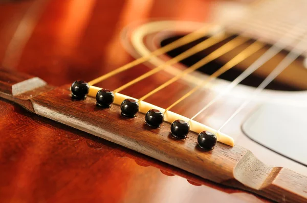 Ponte Guitarra Acústica Cordas Perto — Fotografia de Stock