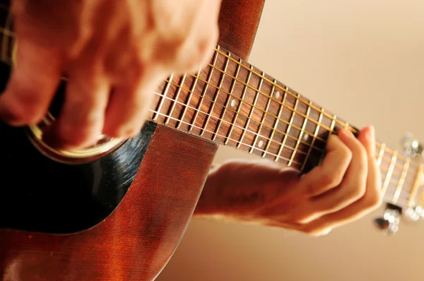 Mãos Uma Pessoa Tocando Uma Guitarra Acústica — Fotografia de Stock