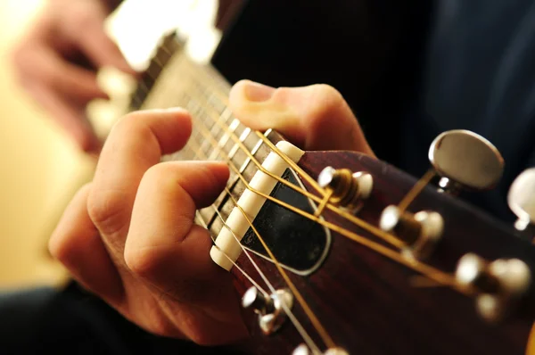 Manos Una Persona Tocando Una Guitarra Acústica Cerca — Foto de Stock