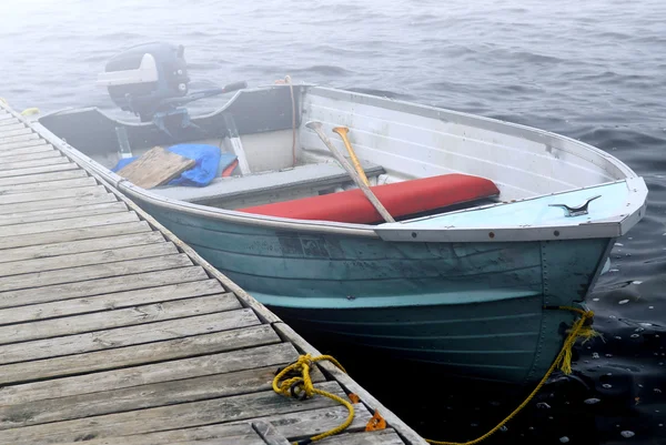 Leeres Altes Boot Einem Steg Auf Einem Nebligen See — Stockfoto