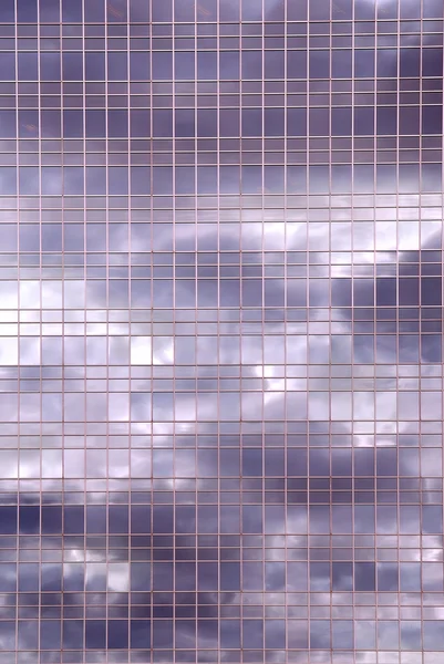 Weerspiegeling Van Een Bewolkte Hemel Glazen Wand Van Een Kantoorgebouw — Stockfoto