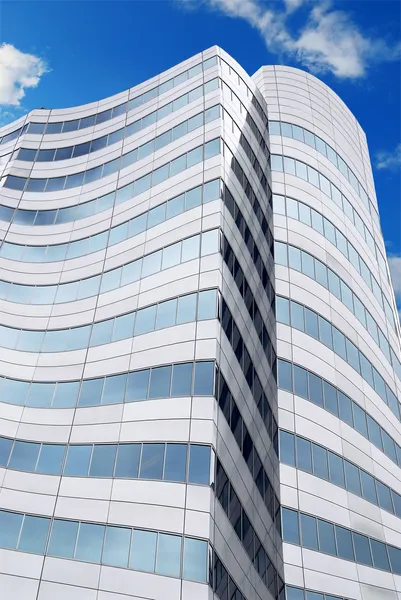 Edifício Corporativo Futurista Com Céu Azul Refletido Janelas — Fotografia de Stock