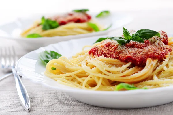 Domates Sosu Fesleğen Rendelenmiş Parmesan Makarna — Stok fotoğraf
