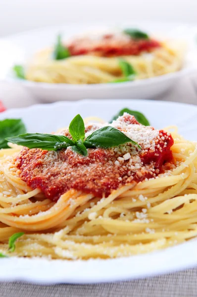 Domates Sosu Fesleğen Rendelenmiş Parmesan Makarna — Stok fotoğraf