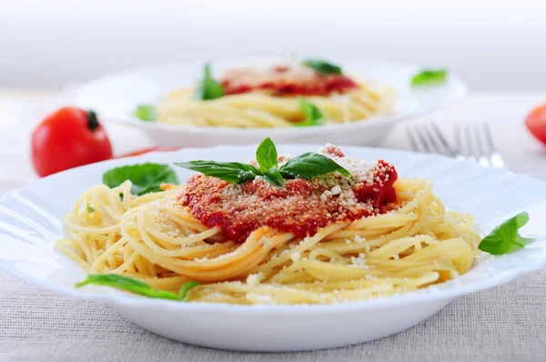 Pasta Con Salsa Pomodoro Basilico Parmigiano Grattugiato — Foto Stock