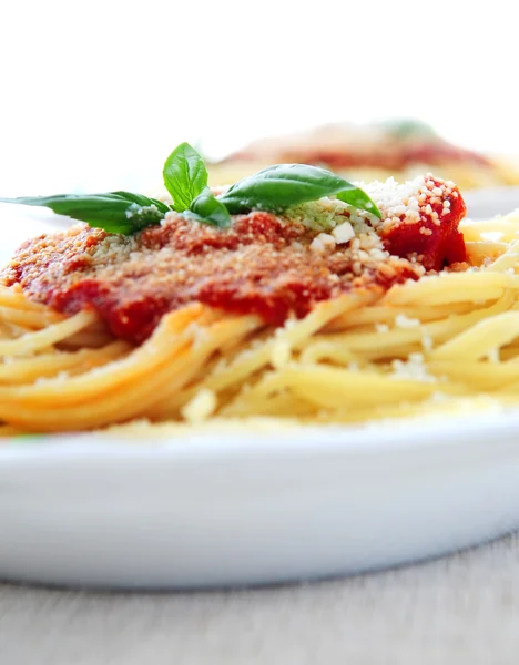 Pasta Con Salsa Pomodoro Basilico Parmigiano Grattugiato — Foto Stock