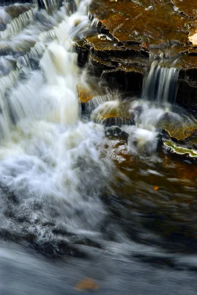 Cachoeira Cascata Sobre Rochas Naturais Perto — Fotografia de Stock