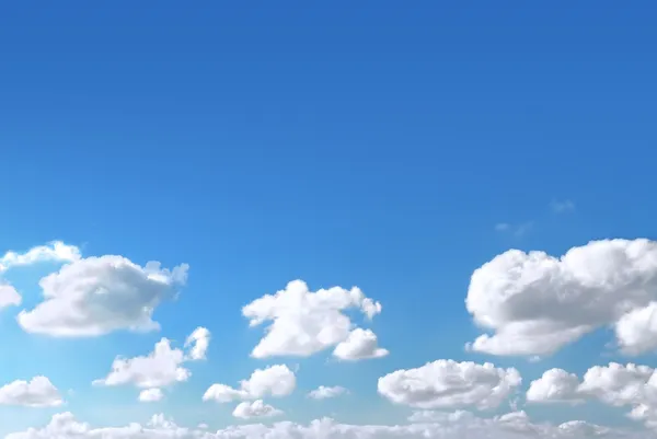Fondo Cielo Azul Claro Con Nubes Blancas Esponjosas Parte Inferior —  Fotos de Stock