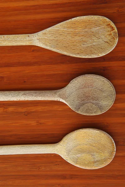 老木烹饪勺子在厨房里的切菜板上 — 图库照片