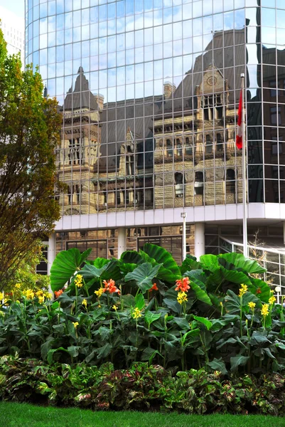 Reflexão Edifício Velho Prefeitura Toronto Uma Parede Vidro Highrise Moderno — Fotografia de Stock