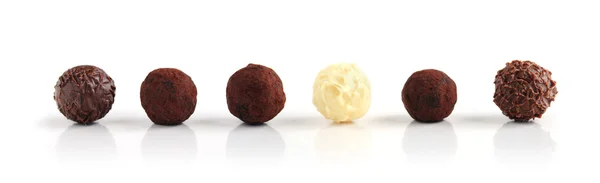 Sor Válogatott Csokoládé Szarvasgomba Fehér Háttér — Stock Fotó
