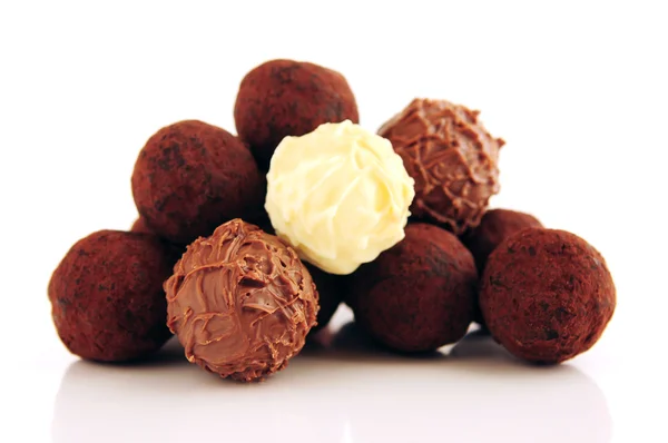 Haufen Von Verschiedenen Schokoladentrüffeln Isoliert Auf Weißem Hintergrund — Stockfoto