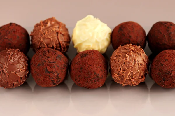 Verschillende Assorted Chocolade Truffels Rijen Bruine Achtergrond — Stockfoto