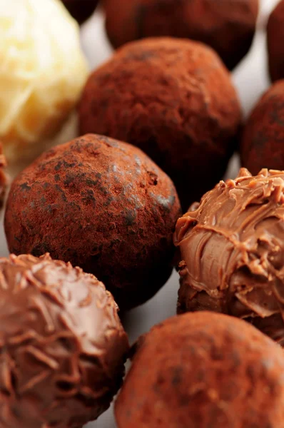 Birçok Çeşitli Gurme Çikolata Truffles Yakın Çekim — Stok fotoğraf