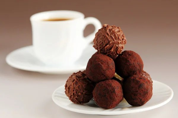 Chocolade truffels en koffie — Stockfoto