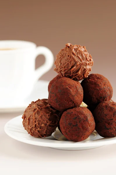 Gastronomische Chocolade Truffels Een Plaat Met Een Kopje Koffie — Stockfoto