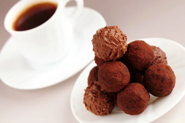 Chocolade truffels en koffie — Stockfoto