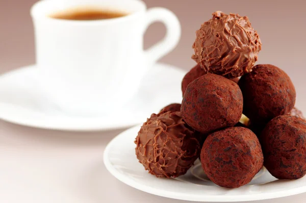 Gourmet Schokoladentrüffel Auf Einem Teller Mit Einer Tasse Kaffee — Stockfoto