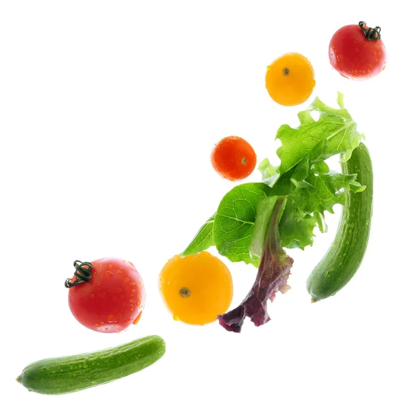 各类新鲜蔬菜飞上孤立的白色背景 — 图库照片