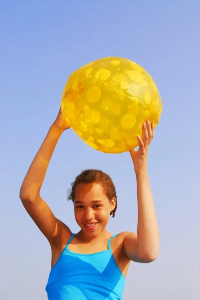 ビーチの球を持つ女の子 — ストック写真