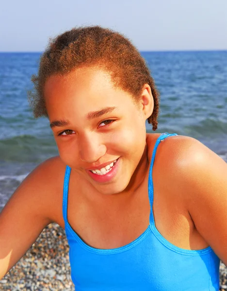 一个年轻漂亮的女孩在海边上的肖像 — 图库照片
