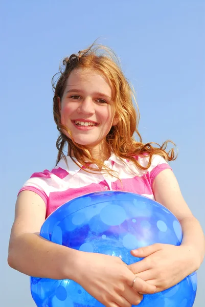 Plaj Topu Ile Deniz Kıyısında Güzel Bir Genç Kız Portresi — Stok fotoğraf