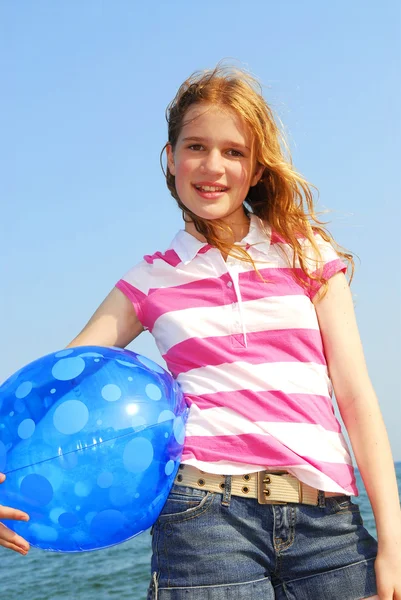Giovane ragazza con pallone da spiaggia — Foto Stock