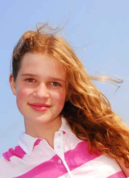 Dışında Bir Esintili Gününde Güzel Bir Genç Kız Portresi — Stok fotoğraf