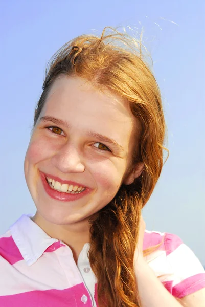Porträtt Vacker Ung Flicka Blåsig Dag Utanför — Stockfoto
